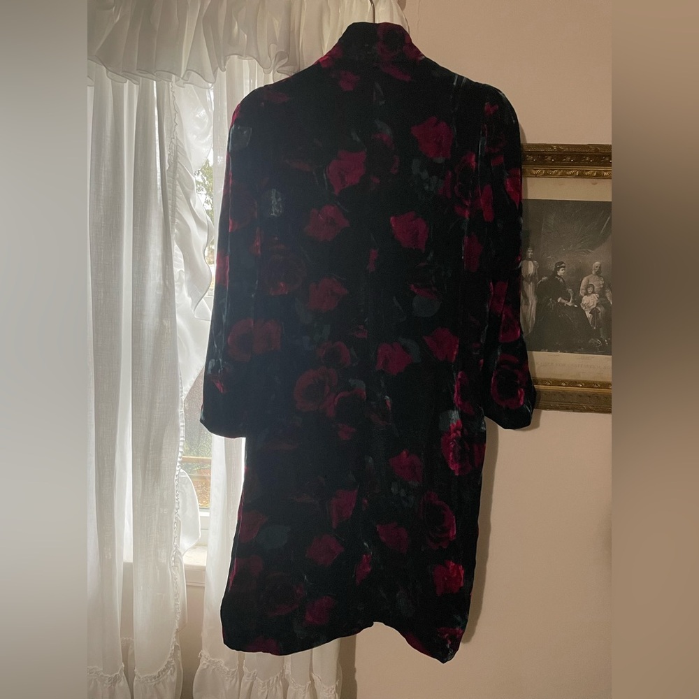 Torrid Black and Rose Velvet Duster - Picture 3 of 10